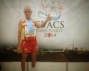 Emilio con sus medallas con el cartel del campeonato